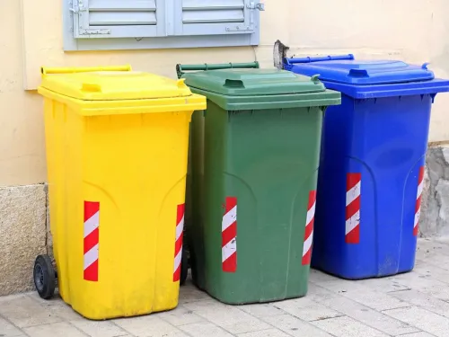 Pojemniki na śmieci – jak wybrać odpowiednie dla swojego przedsiębiorstwa?